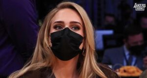 Adele me të dashurin e ri në tribunat e NBA, ndjekin nga afër ndeshjen e Lakers me Golden State Warriors