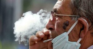 Duhanpirësit kanë 80 herë më shumë gjasa të shtrohen në spital për shkak të Covid