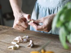 Si ta hiqni erën e hudhrës nga duart tuaja? Ja se çfarë ju duhet për t’i fërkuar ato!