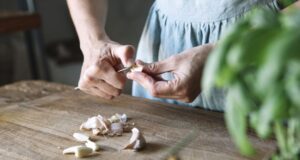 Si ta hiqni erën e hudhrës nga duart tuaja? Ja se çfarë ju duhet për t’i fërkuar ato!