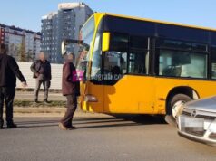 Autobusi godet një këmbësor në Lakrishte