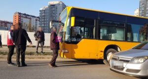 Autobusi godet një këmbësor në Lakrishte