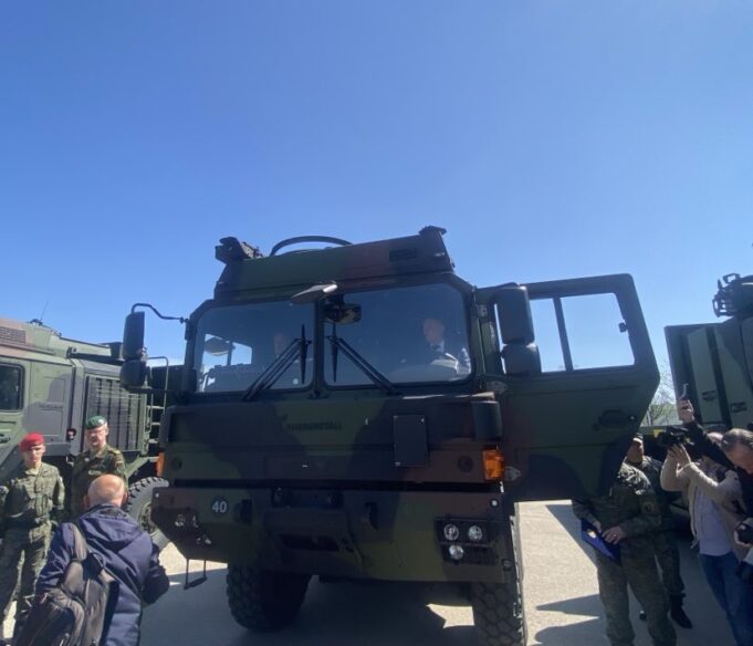 kajtazi:-lufta-per-porositjen-e-armeve,-strategji-e-shteteve-per-te-shfaqur-forcen-e-tyre