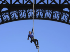 Francezja thyen rekordin botëror duke ngjitur me litar Kullën Eiffel francezja-thyen-rekordin-boteror-duke-ngjitur-me-litar-kullen-eiffel
