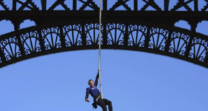 Francezja thyen rekordin botëror duke ngjitur me litar Kullën Eiffel francezja-thyen-rekordin-boteror-duke-ngjitur-me-litar-kullen-eiffel