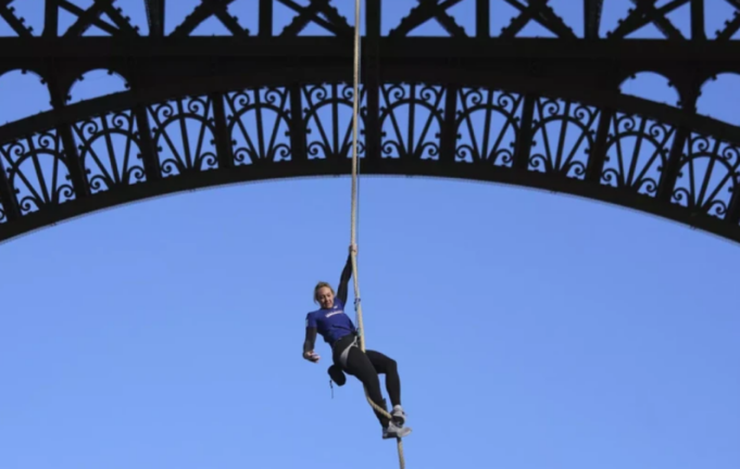 francezja-thyen-rekordin-boteror-duke-ngjitur-me-litar-kullen-eiffel