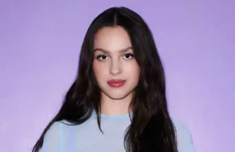 Nuk ia pranoi buqetën me lule, një fanse godet me to këngëtaren Olivia Rodrigo nuk-ia-pranoi-buqeten-me-lule,-nje-fanse-godet-me-to-kengetaren-olivia-rodrigo