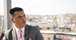 Përfshirja e Kurtit në zgjedhjet në Maqedoni, është një kopje e dobët e politikës së Vuçiqit dhe liderëve autokratë perfshirja-e-kurtit-ne-zgjedhjet-ne-maqedoni,-eshte-nje-kopje-e-dobet-e-politikes-se-vuciqit-dhe-lidereve-autokrate