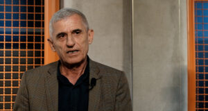 ‘Nga tavani pikonte gjak’, ‘Kam ndjerë një aromë që edhe sot e ndjej’- Skena e tmerrshme që sheh Fadil Muqolli në podrum pas masakrës! ‘nga-tavani-pikonte-gjak’,-‘kam-ndjere-nje-arome-qe-edhe-sot-e-ndjej’-skena-e-tmerrshme-qe-sheh-fadil-muqolli-ne-podrum-pas-masakres!