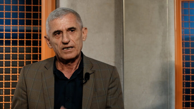 ‘nga-tavani-pikonte-gjak’,-‘kam-ndjere-nje-arome-qe-edhe-sot-e-ndjej’-skena-e-tmerrshme-qe-sheh-fadil-muqolli-ne-podrum-pas-masakres!