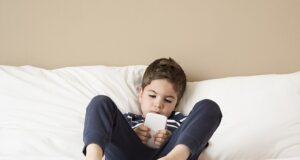 Fëmijët po përballen me probleme mendore për shkak të telefonave të mençur femijet-po-perballen-me-probleme-mendore-per-shkak-te-telefonave-te-mencur