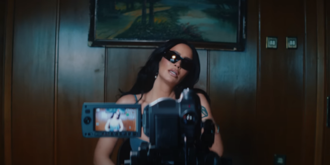 kengetarja-dafina-zeqiri-feston-sot-ditelindjen