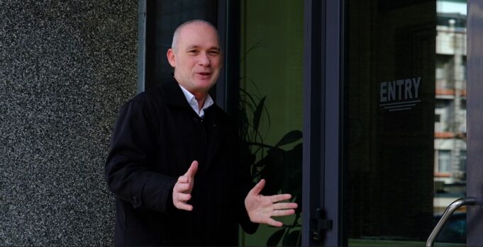 humolli:-albin-kurti-eshte-mashtrues,-amerikanet-s’e-perkrahin-mashtruesin