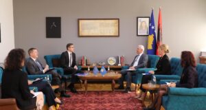 Sveçla takohet me Makovecin dhe Szunyogun, kërkon heqjen e masave ndëshkuese së BE-së ndaj Kosovës svecla-takohet-me-makovecin-dhe-szunyogun,-kerkon-heqjen-e-masave-ndeshkuese-se-be-se-ndaj-kosoves