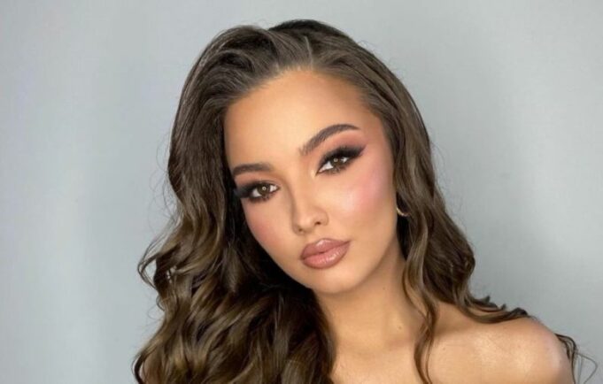 rita-‘cmend’-ndjekesit,-shfaqet-me-fustan-te-hapur