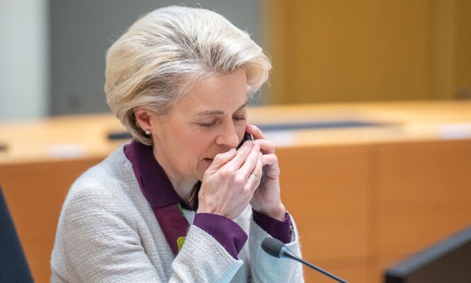 i-derguari-kontrovers-i-ursula-von-der-leyen-ne-be-jep-doreheqjen-ne-minuten-e-fundit