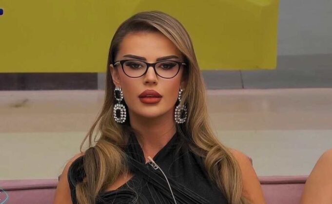 santiana-veshe-fustanin-e-bardhe,-keshtu-e-uron-miku-i-saj