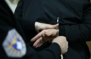 Policia arreston personin që po kërkohej qe 2 vite për mashtrim policia-arreston-personin-qe-po-kerkohej-qe-2-vite-per-mashtrim