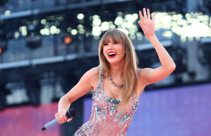 taylor-swift,-pos-“the-tortured-poets-department”,-publikon-edhe-nje-album-surprize