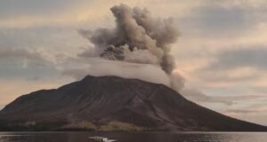 Vullkani në Indonezi: mijëra të evakuuar mes frikës së përhapjes së hirit dhe cunamit vullkani-ne-indonezi:-mijera-te-evakuuar-mes-frikes-se-perhapjes-se-hirit-dhe-cunamit