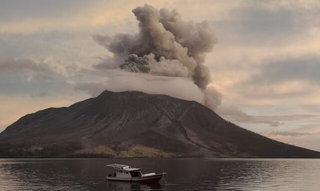 vullkani-ne-indonezi:-mijera-te-evakuuar-mes-frikes-se-perhapjes-se-hirit-dhe-cunamit