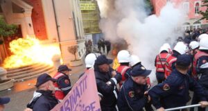 U arrestuan pas protestës te Bashkia e Tiranës, denoncimi prej xhamit: Policia na terrorizoi familjen u-arrestuan-pas-protestes-te-bashkia-e-tiranes,-denoncimi-prej-xhamit:-policia-na-terrorizoi-familjen