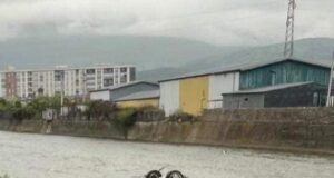 Dy të lënduar në aksidentin në Pejë, vetura përfundon në lumë dy-te-lenduar-ne-aksidentin-ne-peje,-vetura-perfundon-ne-lume