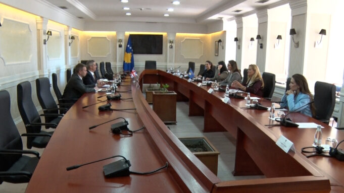 komisioni-per-pune-te-jashtme-takim-me-ambasadorin-hargreaves,-s’dihet-arsyeja