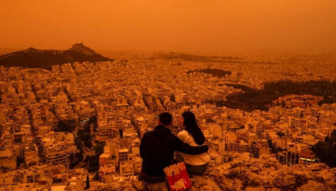 mjegullnaja-portokalli-e-pluhurit-te-saharase-zbret-mbi-athine