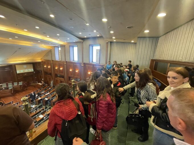 nxenesit-e-shkolles-“jusuf-gervalla”-vizitojne-kuvendin-e-kosoves