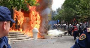 Protestë te Bashkia Tiranë, qëllohet godina me molotov proteste-te-bashkia-tirane,-qellohet-godina-me-molotov