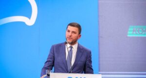 Krasniqi kujton Masakrën e Mejës: Ajo flet për viktimën dhe agresorin më fuqishëm dhe më drejtë se cilado gjykatë krasniqi-kujton-masakren-e-mejes:-ajo-flet-per-viktimen-dhe-agresorin-me-fuqishem-dhe-me-drejte-se-cilado-gjykate