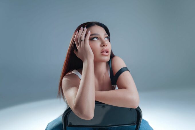 kenget-e-dhurata-dores-pa-dyshim-do-jene-hitet-e-kesaj-vere-–-cka-po-paralajmeron-kengetarja?