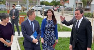 Kurti në Graçanicë ua dorëzon çelësat e banesës 56 familjeve që kanë banuar në qendra kolektive kurti-ne-gracanice-ua-dorezon-celesat-e-baneses-56-familjeve-qe-kane-banuar-ne-qendra-kolektive