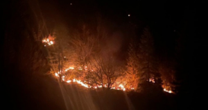 Zjarri në malet e Rugovës është lokalizuar, por ende nuk është shuar zjarri-ne-malet-e-rugoves-eshte-lokalizuar,-por-ende-nuk-eshte-shuar