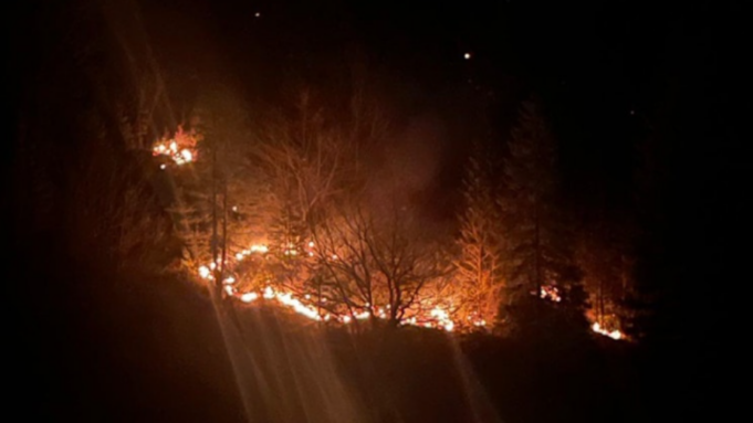 zjarri-ne-malet-e-rugoves-eshte-lokalizuar,-por-ende-nuk-eshte-shuar