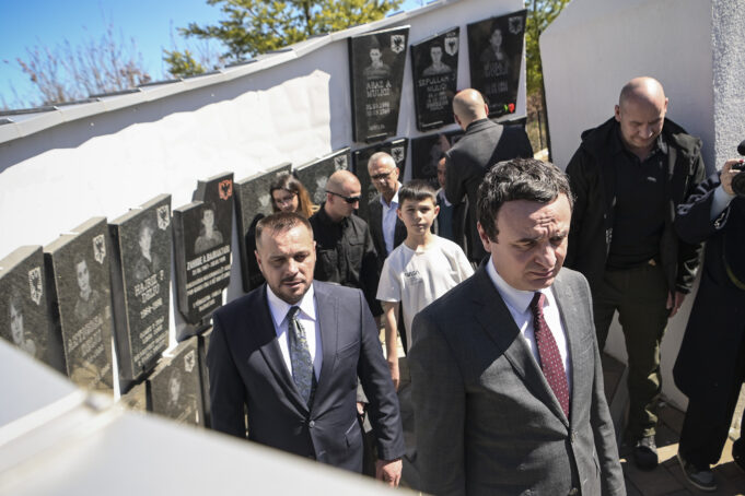 kurti-thirrje-serish-sistemit-te-drejtesise:-krimet-s’vjetersohen-asnjehere,-deshmitaret-po-–-adresoni-me-urgjence-rastet-e-luftes