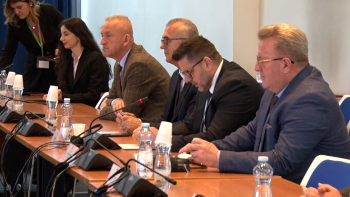 pjesemarres-te-kursit-te-larte-per-siguri-te-shqiperise-takohen-me-anetaret-e-komisionit-per-siguri-ne-kosove