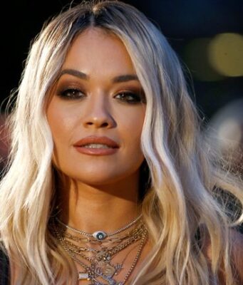 Rita Ora prezanton biznesin e saj të ri të flokëve “TYPEBEA” rita-ora-prezanton-biznesin-e-saj-te-ri-te-flokeve-“typebea”