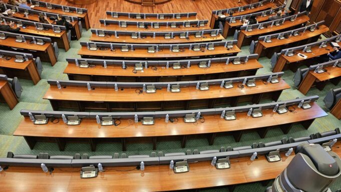 te-enjten-kuvendi-mban-dy-seanca,-njera-solemne-per-shenimin-e-25-vjetorit-te-betejes-se-koshares