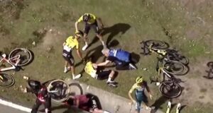 Përplasje masive në Turin e Spanjës, Vingegaard shpëtohet nga ambulanca perplasje-masive-ne-turin-e-spanjes,-vingegaard-shpetohet-nga-ambulanca