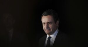 “NZZ”: Kurti, dekonstruktiv dhe kokëfortë – ironikisht, ndjek strategjinë e Vuçiçit “nzz”:-kurti,-dekonstruktiv-dhe-kokeforte-–-ironikisht,-ndjek-strategjine-e-vucicit