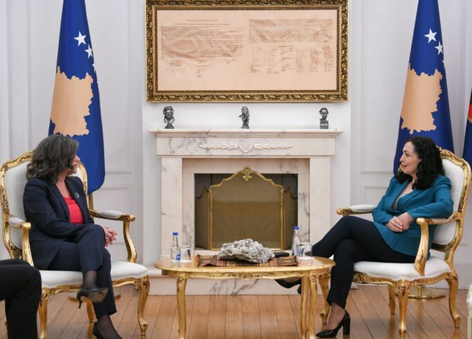 presidentja-vjosa-osmani-pret-ne-takim-lamtumires-drejtoreshen-e-unicef-it,-nona-zicherman