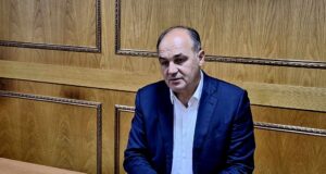 “Njohja e hershme me Thaçin e Veselin”, Hoxhaj: Ikëm për studime me pasaporta false “njohja-e-hershme-me-thacin-e-veselin”,-hoxhaj:-ikem-per-studime-me-pasaporta-false