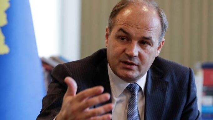 hoxhaj-per-ahtisaarin:-s’lejoi-autonomi-per-serbet-e-kosoves-–-ia-mundesoi-shqiptareve-ta-jetesojne-vullnetin-e-tyre-per-nje-shtet-sovran