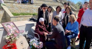 Peci në 25-vjetorin e Betejës së Koshares: Një kambanë e fuqishme për çmimin e lartë të lirisë peci-ne-25-vjetorin-e-betejes-se-koshares:-nje-kambane-e-fuqishme-per-cmimin-e-larte-te-lirise