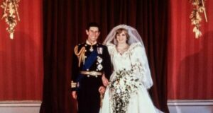 Ajo ishte 16 vjeç, përshtypja e tij e parë tmerroi shumë njerëz: Charles e kishte puthur motrën e saj përpara Dianës dhe fundi ishte i stuhishëm ajo-ishte-16-vjec,-pershtypja-e-tij-e-pare-tmerroi-shume-njerez:-charles-e-kishte-puthur-motren-e-saj-perpara-dianes-dhe-fundi-ishte-i-stuhishem