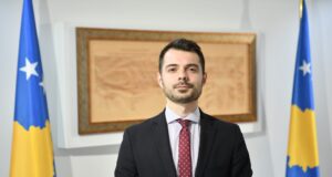 Zëdhënësi i Qeverisë paralajmëron padi ndaj gazetarit Mehmetaj: Shpifi që babai im ka qenë polic i Serbisë zedhenesi-i-qeverise-paralajmeron-padi-ndaj-gazetarit-mehmetaj:-shpifi-qe-babai-im-ka-qene-polic-i-serbise