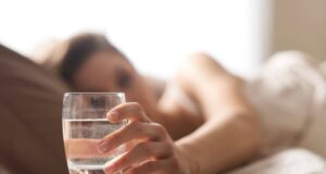 Një gotë ujë esëll në mëngjes, përfitime të jashtëzakonshme nje-gote-uje-esell-ne-mengjes,-perfitime-te-jashtezakonshme