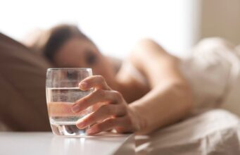 Një gotë ujë esëll në mëngjes, përfitime të jashtëzakonshme nje-gote-uje-esell-ne-mengjes,-perfitime-te-jashtezakonshme